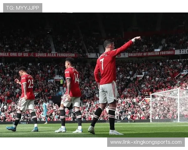 C罗经典庆祝瞬间再现球场激情燃爆全场氛围